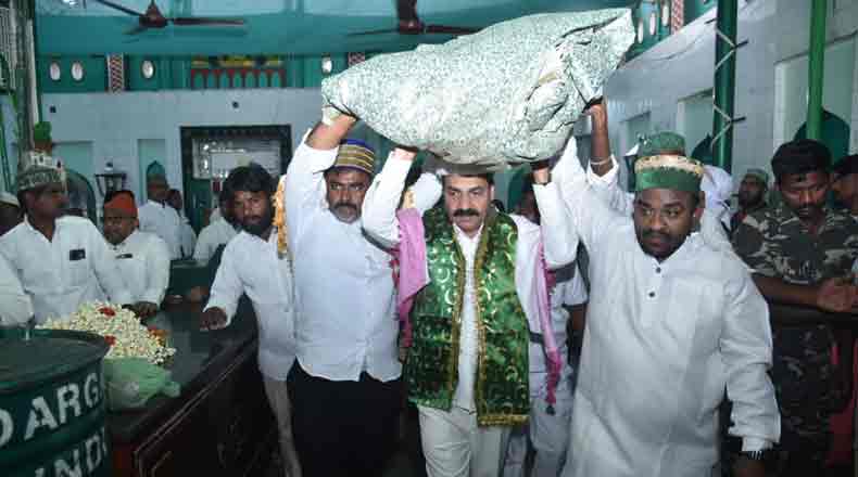 కసుమూరు దర్గాను సందర్శించిన మంత్రి కాకాణి గోవర్ధన్ రెడ్డి