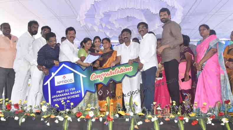 లబ్ధిదారులకు ఉచితంగా టిడ్కో ఇళ్లు : కావలిలో అందజేసిన మంత్రి ఆదిమూలపు సురేష్