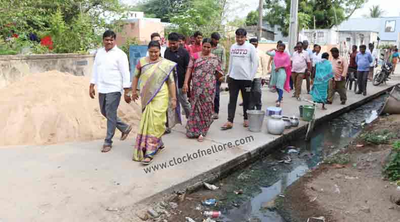 12వ డివిజన్ లో మేయర్ స్రవంతి పర్యటన : పారిశుధ్య పనుల పరిశీలన