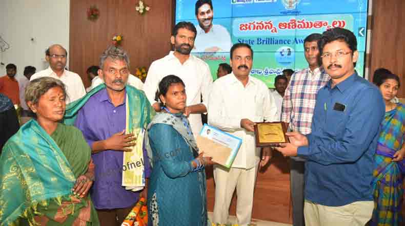ప్రతిభకు పురస్కారాలు : ఆణిముత్యాలను సత్కరించిన మంత్రి కాకాణి