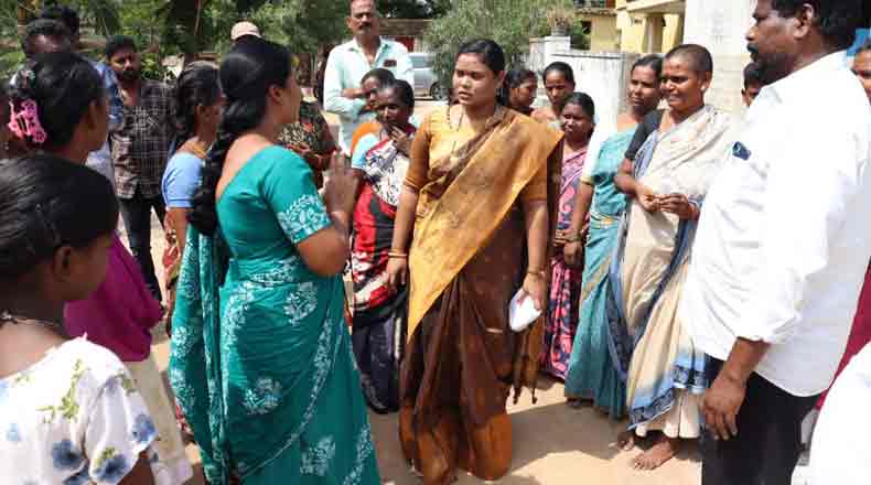 బుజబుజ నెల్లూరులో మేయర్ స్రవంతి పర్యటన : పారిశుధ్య పనుల పరిశీలన