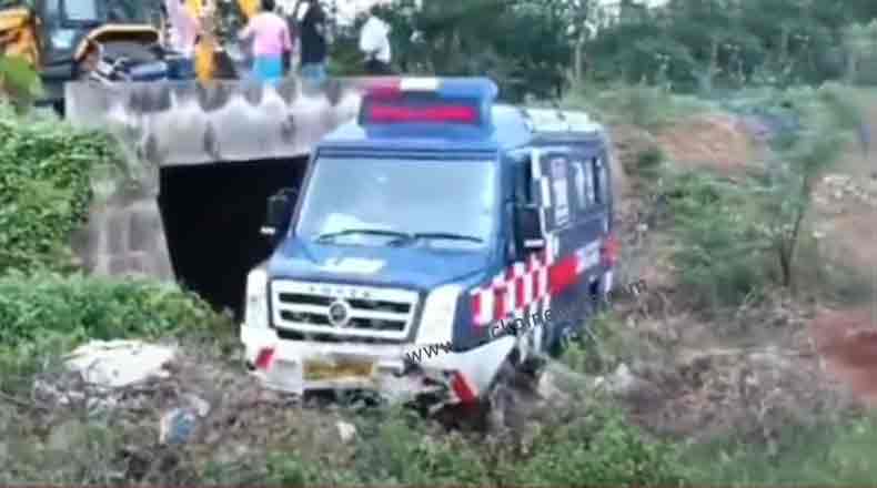అదుపుతప్పి కాలువలోకి దూసుకెళ్లిన 108 అంబులెన్స్