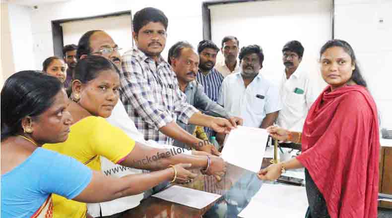 కార్మికుల సమస్యలు పరిష్కరిస్తాం : హామీ ఇచ్చిన మేయర్ స్రవంతి