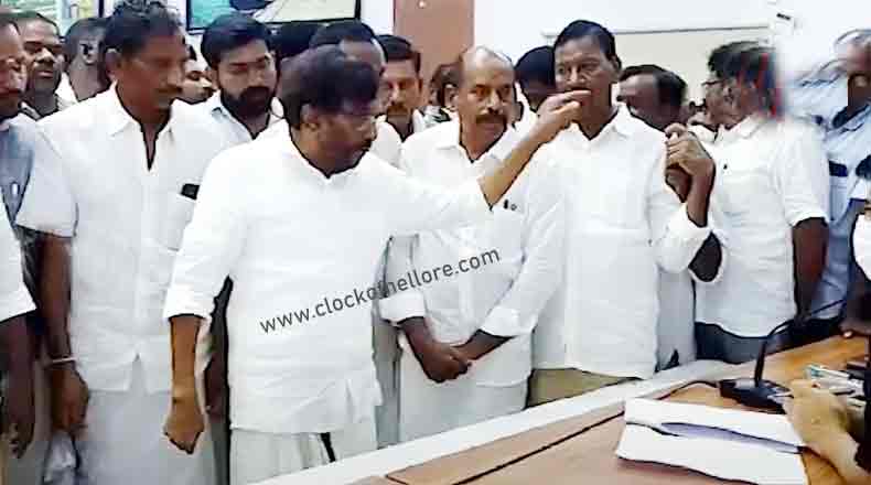 రైతులు ప్యాంట్లు వేసుకోకూడదా ? – కలెక్టర్ పై సోమిరెడ్డి ఆగ్రహం