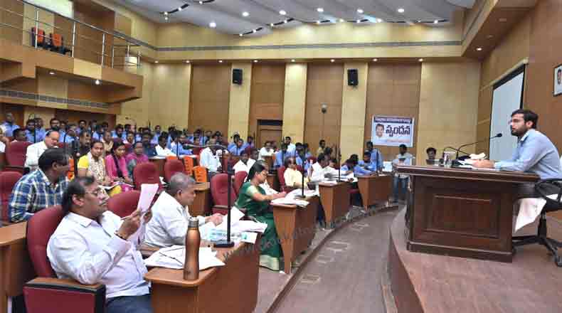 అర్హులందరినీ ఓటర్లుగా నమోదు చేయండి : కమిషనర్ ఆదేశం