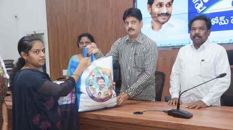 ఇంటి వద్దకే పౌష్ఠికాహారం : సంపూర్ణ పోషణ ప్రారంభించిన జేసి కూర్మనాథ్