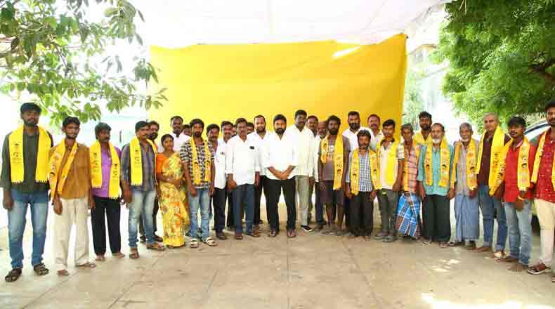 టిడిపిలో చేరిన వైసీపి నాయకులు : కండువా కప్పి ఆహ్వానించిన కోటంరెడ్డి