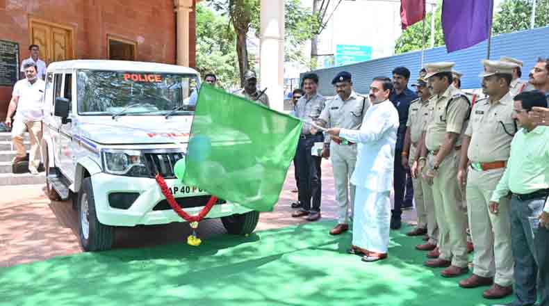 పోలీసుశాఖకు జెమిని సంస్థ వితరణ : మంత్రి కాకాణి సమక్షంలో 3 వాహనాలు అందజేత