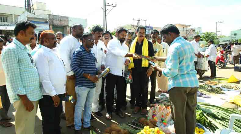 చంద్రబాబు అరెస్టుపై కొనసాగుతున్న నిరసనలు : కర పత్రాలు పంపిణీ చేసిన కోటంరెడ్డి