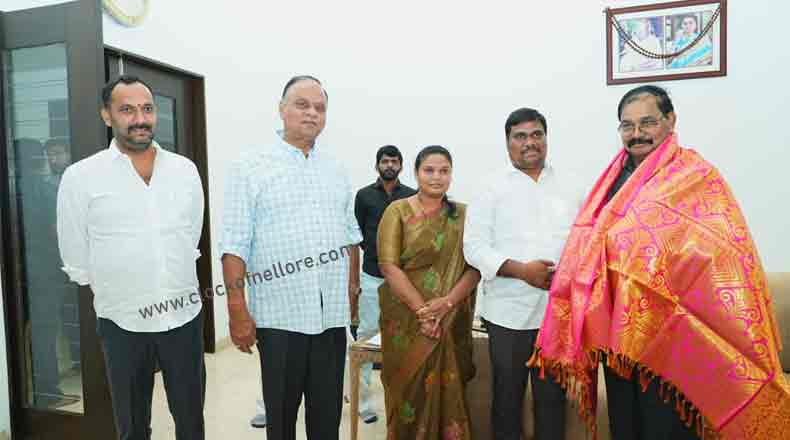 వైసీపి పెద్దలతో మేయర్ దంపతుల భేటీ : పార్టీలో చేరడమే తరువాయి