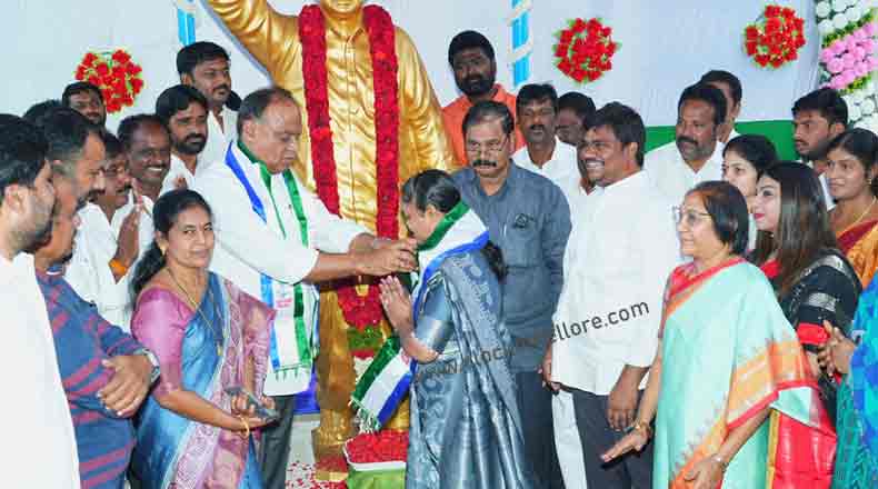 వైసీపిలో చేరిన మేయర్ స్రవంతి దంపతులు : ఆహ్వానించిన ఎంపిలు ఆదాల, వేమిరెడ్డి