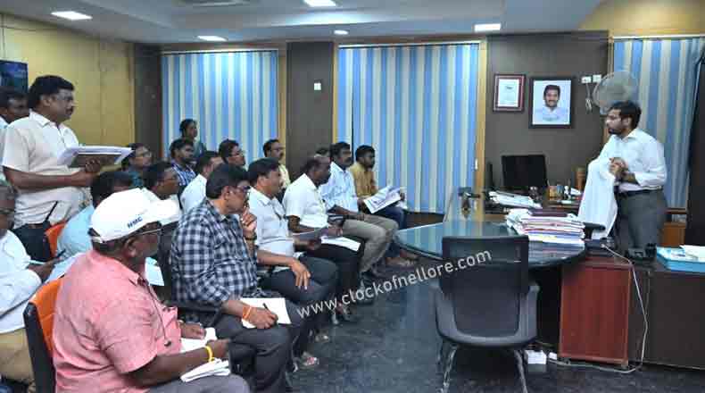 చెత్త పన్ను వసూలు చేయకపోతే చర్యలు తప్పవు : సిబ్బందిని హెచ్చరించిన కమిషనర్