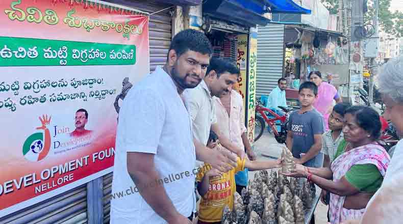మట్టి వినాయక విగ్రహాలు పంపిణీ చేసిన గాజుల సాగర్