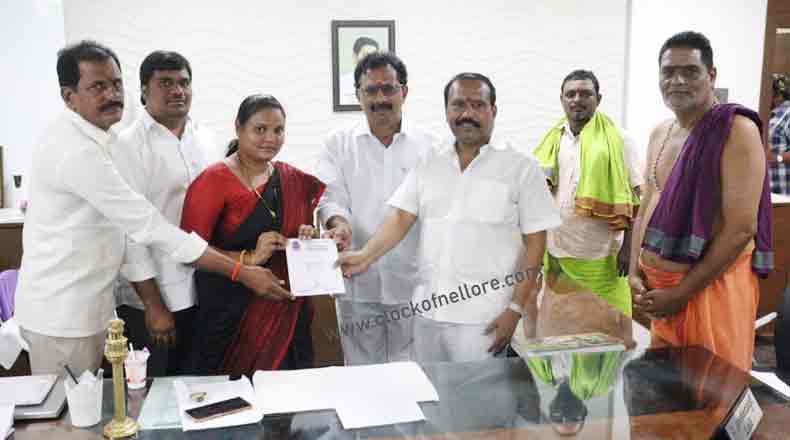 ఉత్సవాలకు రండి… మేయర్ స్రవంతిని ఆహ్వానించిన ఆలయ కమిటి