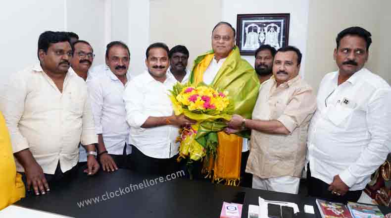 వేమిరెడ్డిని కలిసిన కందుకూరు టిడిపి నేతలు : భారీగా వస్తున్న మద్దతుదారులు