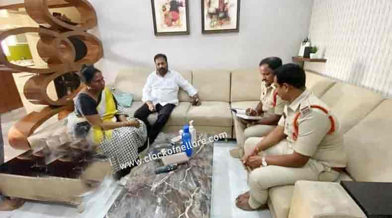 నారాయణ మద్దతుదారుల నివాసాల్లో పోలీసుల తనిఖీలు : కోటి 81 లక్షల సీజ్