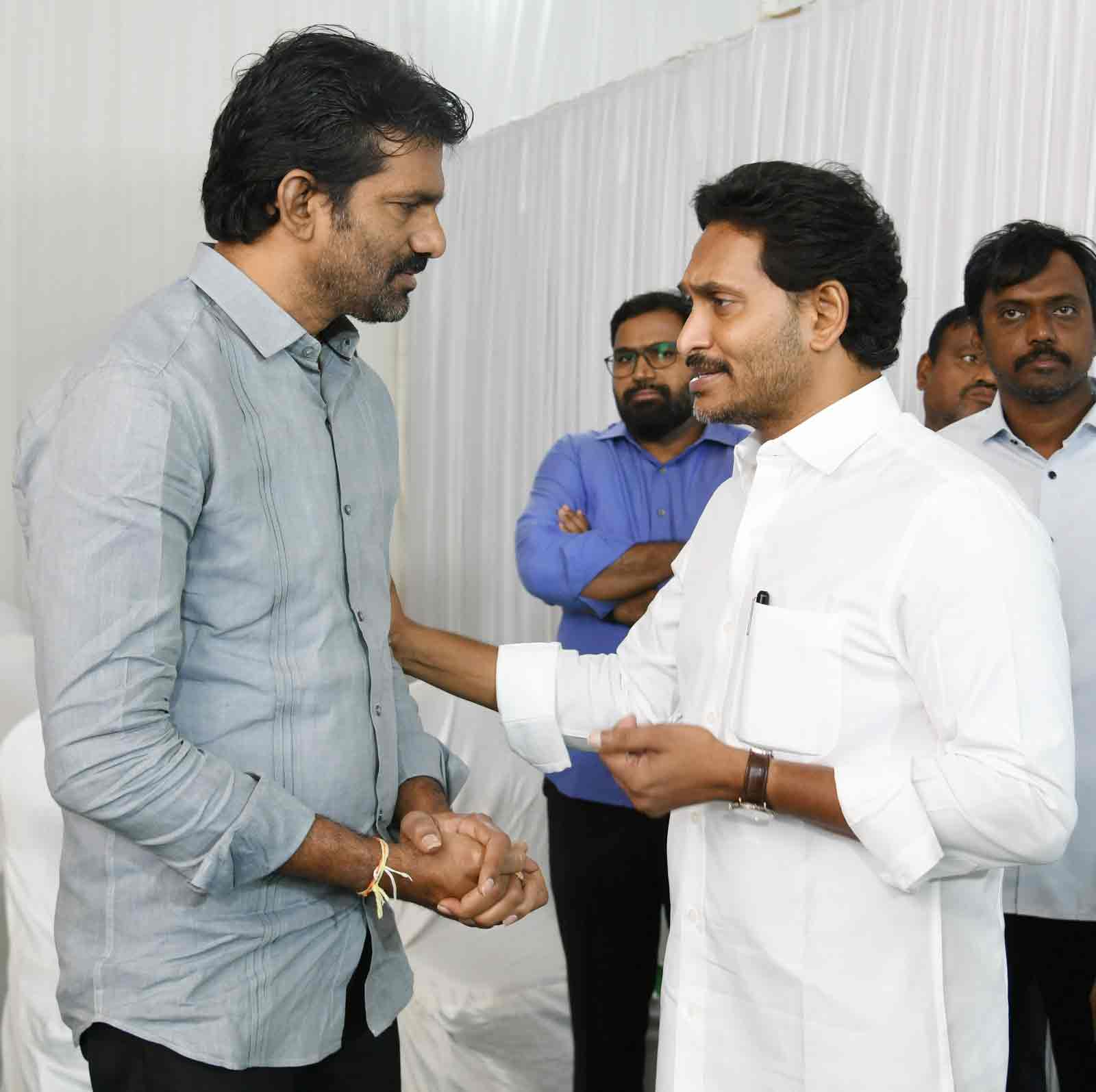 ముఖ్యమంత్రి జగన్ ను కలిసిన ఎమ్మెల్సీ చంద్రశేఖర్ రెడ్డి