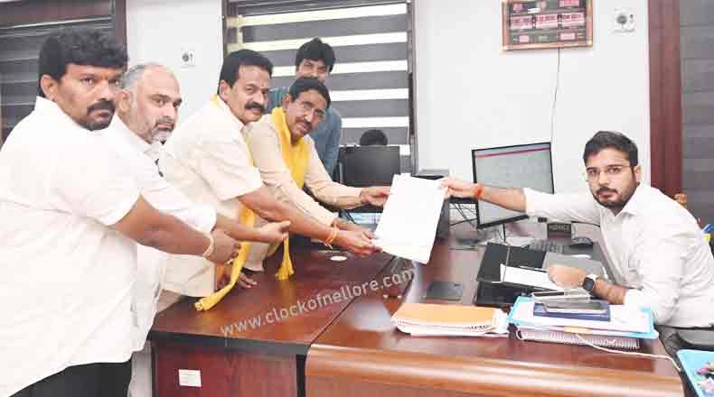 నామినేషన్ దాఖలు చేసిన పొంగూరు నారాయణ : మరో సెట్ వేసిన సతీమణి రమాదేవి