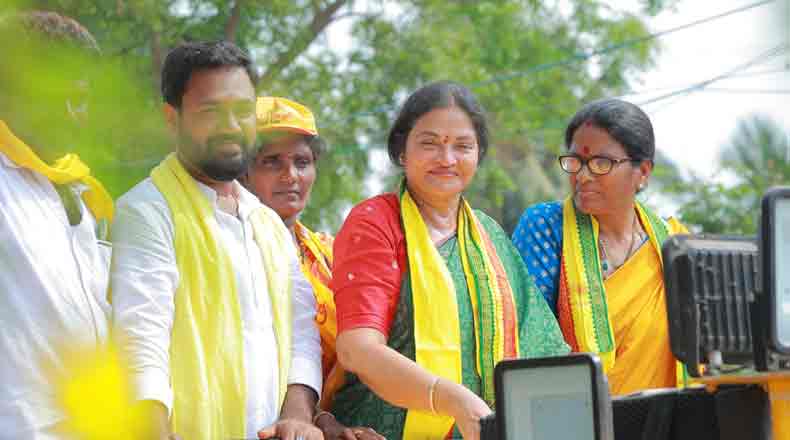 తనను గెలిపిస్తే కోవూరు అన్నీ విధాలా అభివృద్ధి : ప్రశాంతి రెడ్డి హామీ