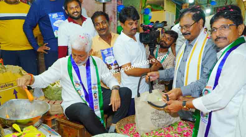 మార్కెట్ లో కూరగాయలు అమ్మిన విజయసాయిరెడ్డి : కొనుగోలు చేసిన ఆదాల, ఖలీల్