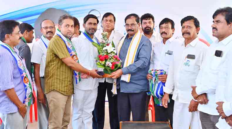 వైసీపిలోకి జోరుగా వలసలు : ఆదాల ప్రభాకర్ రెడ్డి సమక్షంలో చేరికలు