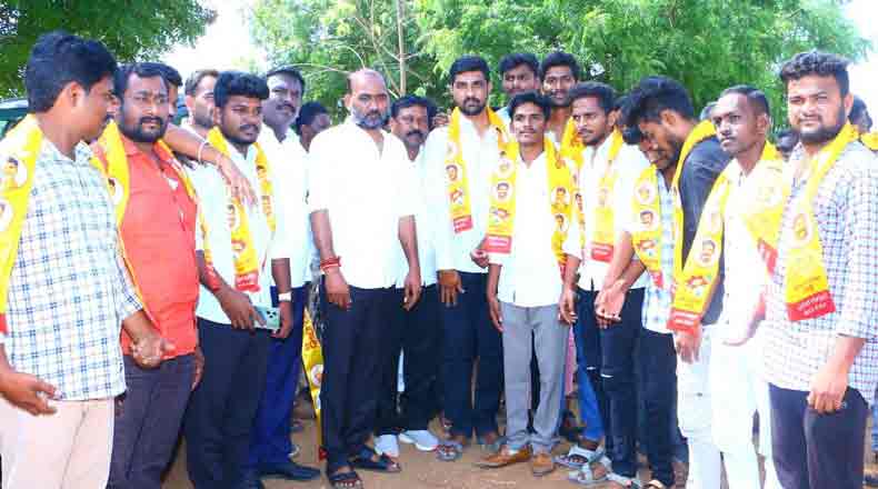 వరికుంటపాడులో వైసీపికి భారీ షాక్ : కాకర్ల సమక్షంలో టిడిపిలో చేరిన గిరిజన కుటుంబాలు