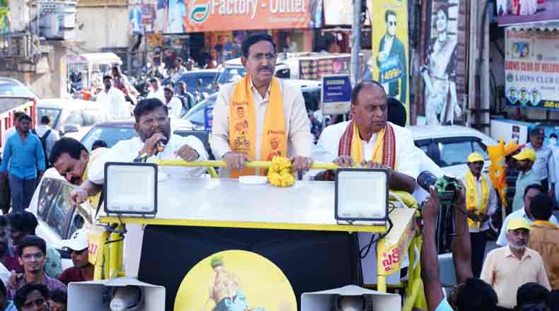 నారాయ‌ణ‌కి బ్ర‌హ్మ‌ర‌థం ప‌ట్టిన ప్ర‌జ‌లు :  వీఆర్సీ టూ మూలాపేట వరకూ భారీ ర్యాలీ