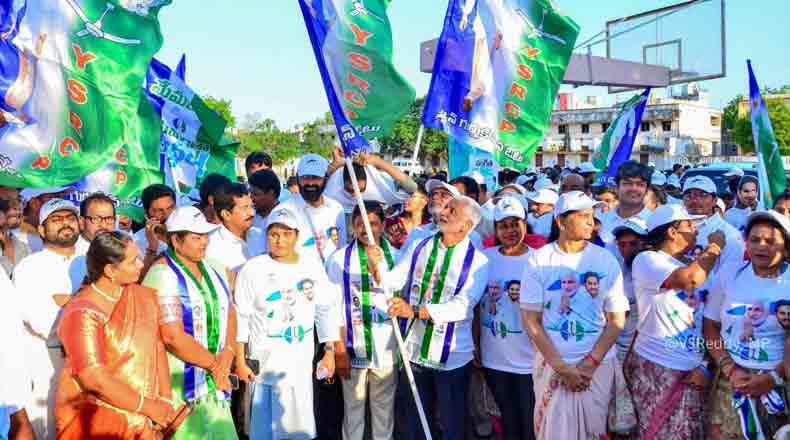 నెల్లూరులో వాక్ విత్ విఎస్ఆర్ : పాదయాత్ర నిర్వహించిన విజయసాయిరెడ్డి
