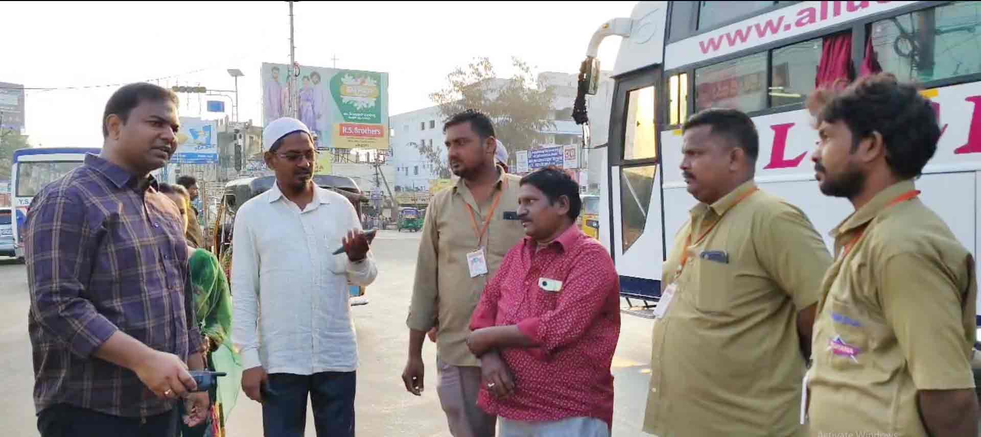 రోడ్లపై చెత్త వేస్తే జరిమానాలు : హెచ్చరించిన కమిషనర్ సూర్యతేజ