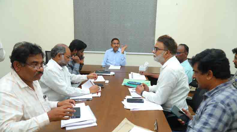 ప్రజలకు ఏం కావాలో అదే చేద్దాం : అధికారులతో మంత్రి నారాయణ