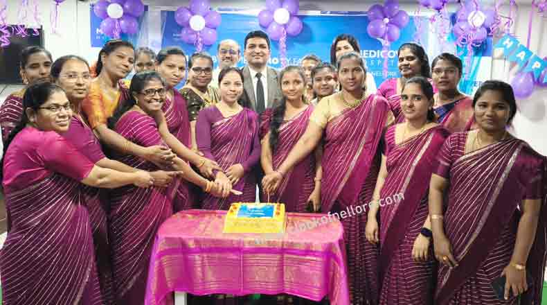 మెడికవర్ లో అంతర్జాతీయ నర్సుల దినోత్సవం : కేక్ కట్ చేసిన డాక్టర్ ధీరజ్ రెడ్డి