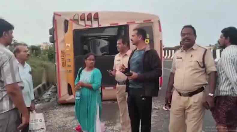 నెల్లూరుజిల్లాలో ట్రావెల్ బస్సు బోల్తా : ప్రయాణీకులకు గాయాలు