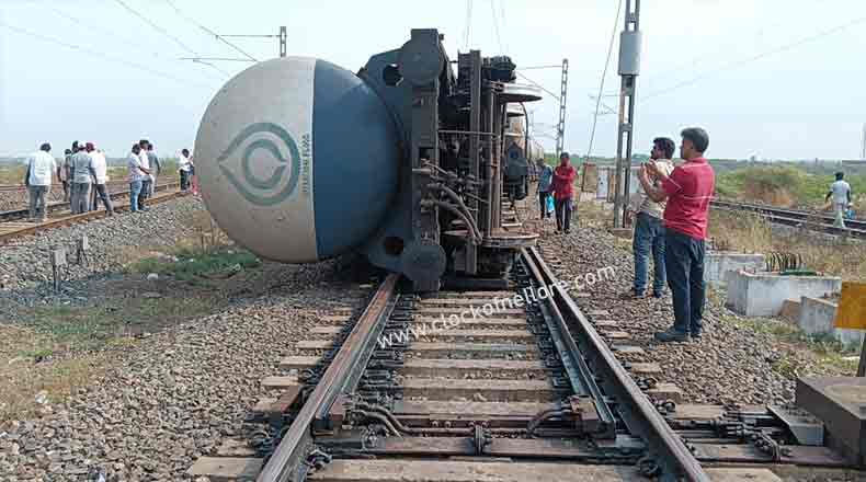 నెల్లూరుజిల్లాలో పట్టాలు తప్పిన గూడ్సు రైలు : రైళ్ల రాకపోకలకు అంతరాయం